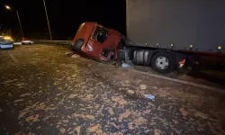 Bolu Dağı'nda Tır Kazası: Tuğlalar Yola Saçıldı, Trafik Felç Oldu