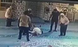 Cami Şok Oldu! Namazdan Sonra Bir Anda Yere Yığıldı, Kameralar Kaydetti