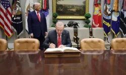 Trump’tan Erdoğan’a Sürpriz Hareket! Sandalyeyi Kendi Elleriyla Çekti