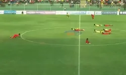 Tanzanya Ligi'nde Arı Alarmı: Futbol Maçı Ortasında Saha Karıştı!