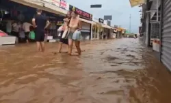 Fethiye’de Tatil Felakete Döndü: Ölüdeniz’de Sokaklar Göle Döndü, Turistler Ne Yapacağını Şaşırdı