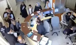 Böyle Doktor mu Olur? Engelli Hastaya "Yobaz" Dedi, Oğluna Kalem Fırlattı
