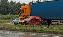 Rize’de Korkunç Kaza: Otomobil TIR’ın Altında Kaldı, 3 Kişi Hayatını Kaybetti