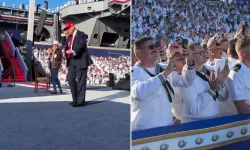 Trump Donanma Sahnesinde Şov Yaptı! Binlerce Askeri Dansla Coşturdu