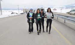 Hakkari'de öğrenciler yol kontrol noktasındaki polislere börek ikram etti