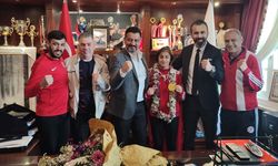 Avrupa şampiyonu milli boksör Filiz Işık, Ankara'da çiçeklerle karşılandı
