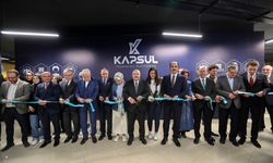 Güneş sistemini tartışan öğrenciler Azerbaycan yolcusu