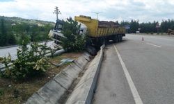 Burdur'da aydınlatma direğine çarpan tırı kullandığı öne sürülen çocuk yaralandı