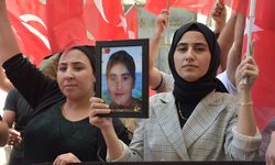 Hakkari'de çocukları dağa kaçırılan aileler HDP önünde eylem yaptı