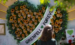 İngiltere'de 2017'deki Grenfell Tower yangınında hayatını kaybeden 72 kişi anıldı