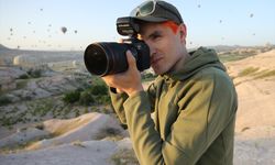 Kapadokya'da yaşayan Ukraynalı fotoğrafçı turistlerin mutlu anlarını ölümsüzleştiriyor