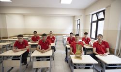 Voleybolda dünya şampiyonu olan liselilerden yazı tahtasına "şampiyonluk" imzası