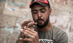 Filistinli genç İsrail ablukasına ve yoksulluğa el emeği müzik aletlerini satarak direniyor