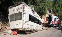 Mersin'de tarım işçilerini taşıyan minibüs devrildi, 17 kişi yaralandı