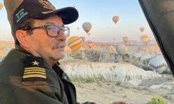Kapadokya'nın ilk balon pilotu 35'nci yılını gökyüzünde pasta keserek kutladı