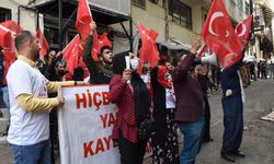 Hakkari'de çocukları dağa kaçırılan aileler HDP önündeki eylemlerini sürdürdü