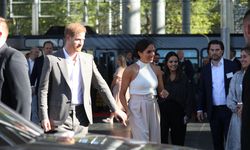 Prens Harry ile eşi Meghan Markle, Düsseldorf'ta ilgiyle karşılandı