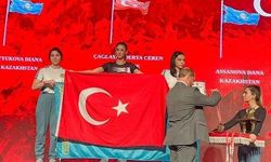Derya Ceren Çağlayan, kürsüde Türk bayrağıyla cevap verdi