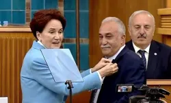 Akşener, Ahmet Eşref Fakıbaba'nın rozetini taktı