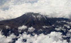 Kilimanjaro Dağı'ndaki yangın: 2 gündür söndürülemiyor