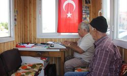 Kilis'te engelli muhtarın 5 metrekarelik bürosunda daktilo sesi yankılanıyor