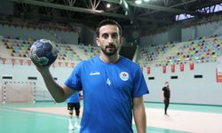 Takımın "kaptan ağabeyi" hentbola tutkusuyla örnek oluyor
