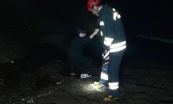 Trabzon'da bataklığa saplanan kişiyi itfaiye ekipleri kurtardı