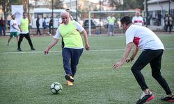Mersin'de protokol üyeleri ile gençler halı saha maçında buluştu