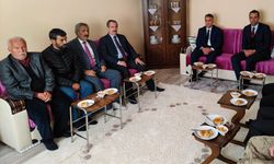 Bitlis Valisi Çağatay kuduz nedeniyle ölen çocuğun ailesine taziye ziyaretinde bulundu