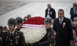 Ata'yı ziyaret: Milli Eğitim Bakanı Özer ve 81 ilden gelen öğretmenler Anıtkabir'de