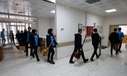 Bitlis'te öğrenciler söyledikleri şarkılarla diyaliz hastalarına moral verdi