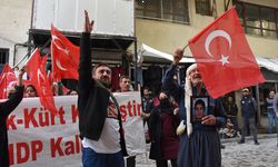 Hakkari'de çocukları dağa kaçırılan aileler HDP önündeki eylemlerini sürdürdü