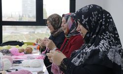 Kayseri'de "70'lik eller" köy çocukları üşümesin diye ilmek atıyor