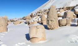 Nemrut Dağı'na mevsimin ilk karı yağdı