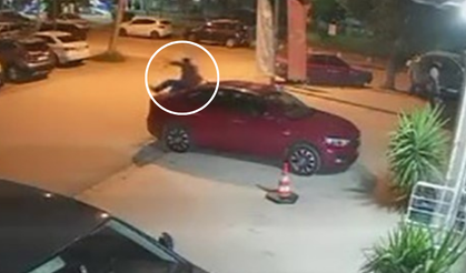 Alkollü şahıs arabaları yumruklayıp, üzerinde zıpladı!