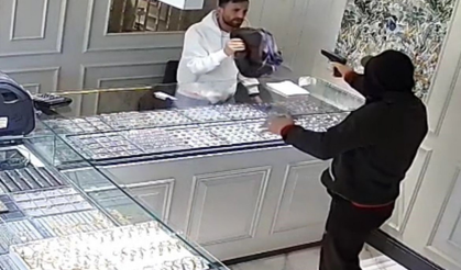 Bursa'da soygunu şaka zannaden kuyumcu ölümden döndü!