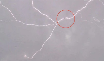 Bodrum seferini yapan uçağa yıldırım isabet etti