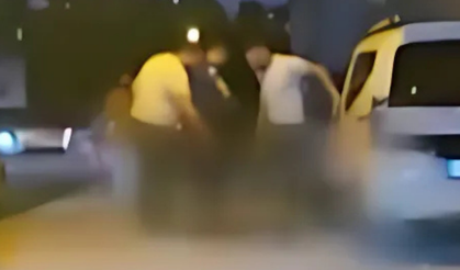 Sokakta çıplak gezen Afrikalıya mahalleliden meydan dayağı!