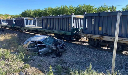 Yük treni hemzemin geçitte otomobile çarptı: 5 yaralı