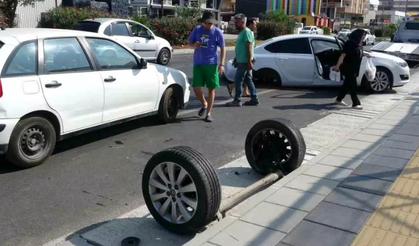 Mersin'de trafik kazası: 2 tekeri birden çıktı!