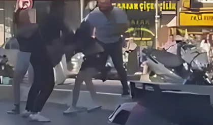 Motosikletli kadınlara sokak ortasında saldırı!