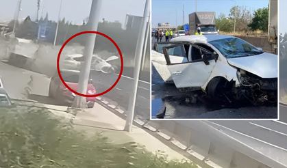 Bariyerleri yerinden koparan kaza anı kamerada!