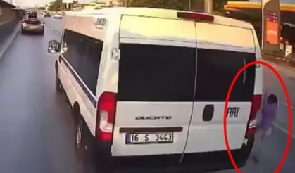 Otizmli Çocuğa Çarpmamak İçin Kaza Yaptı!