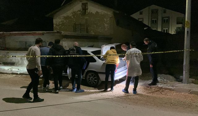 Bıçaklandıktan sonra aracıyla hastaneye giderken kaza yaptı: 1 ölü