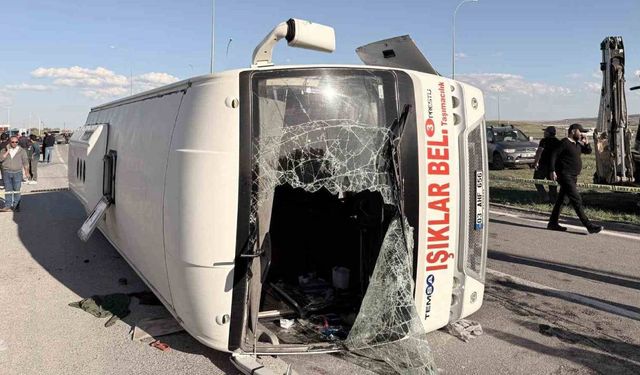 İşçi servisi ve otomobil çarpıştı: 12 yaralı