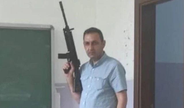 Sınıfta tüfekle poz veren müdür yardımcısına inceleme