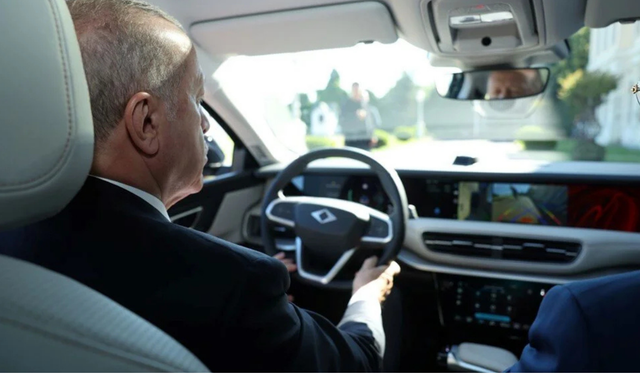 Cumhurbaşkanı Erdoğan Togg’un yeni modeli T10F’yi test etti