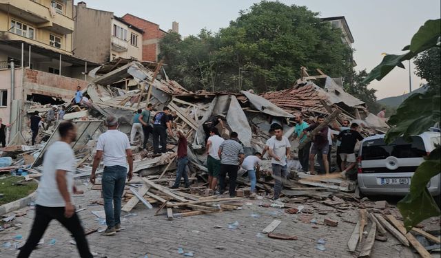 Balıkesir'deki Depremde 10 Bina Çöktü! Artçı Sarsıntılar Devam Ediyor