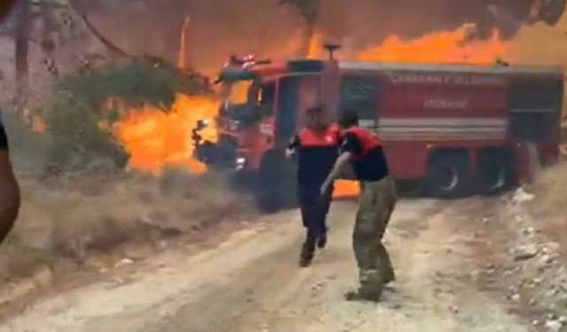Çanakkale’deki Orman Yangınında İtfaiye Aracı Yandı, İtfaiye Erleri Canını Zor Kurtardı