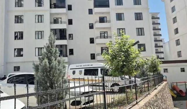 Başkomiser, Evde Eşiyle Gördüğü Jandarma Personelini Öldürdü